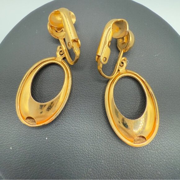 Brushed Gold Tone Vintage Clip On Circular Hoop Earrings Bonus Matching Pin - Picture 4 of 9